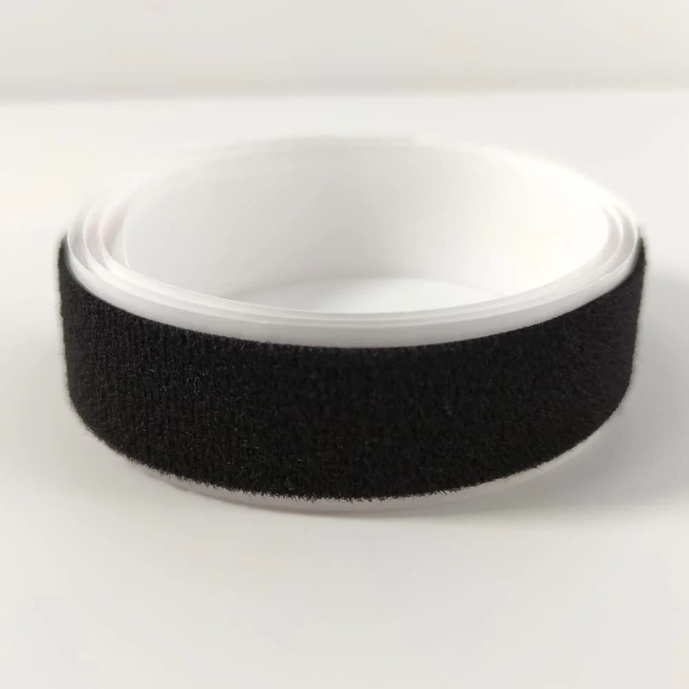 Schwarzes Textil-Flauschband auf Rolle.