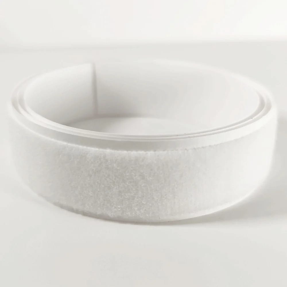 Weißes Textil Klettband, aufgerollt.
