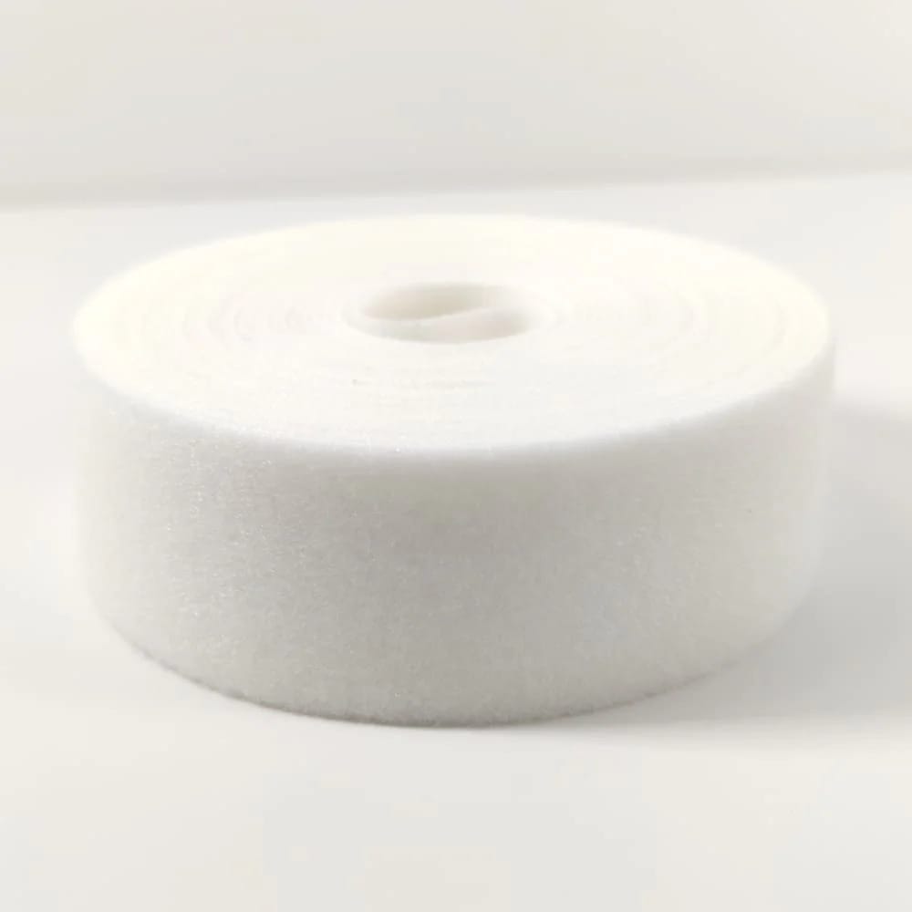 Weißes Flauschband auf Rolle, Textil